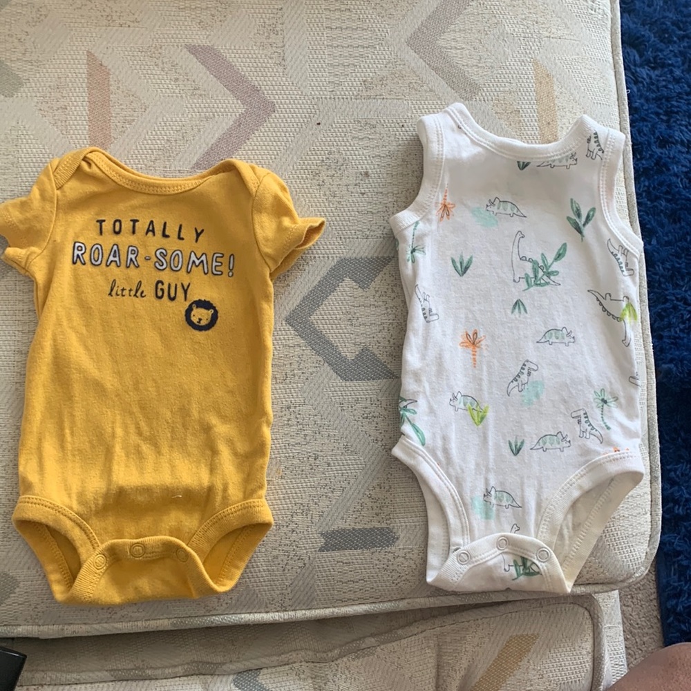 2 newborn onesies